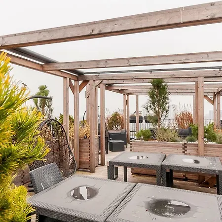 1 Near Center With A Roof Terrace And Parking *